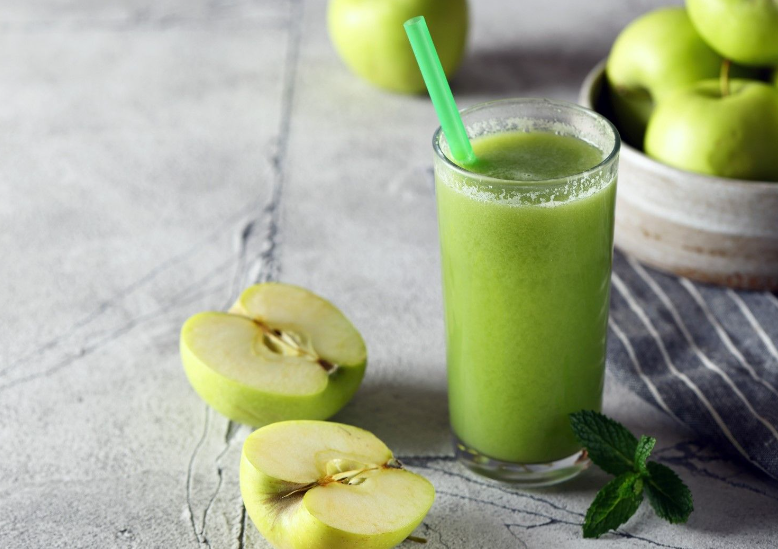 Smoothie vert protéiné pommes, épinards et gingembre - Miss Économe