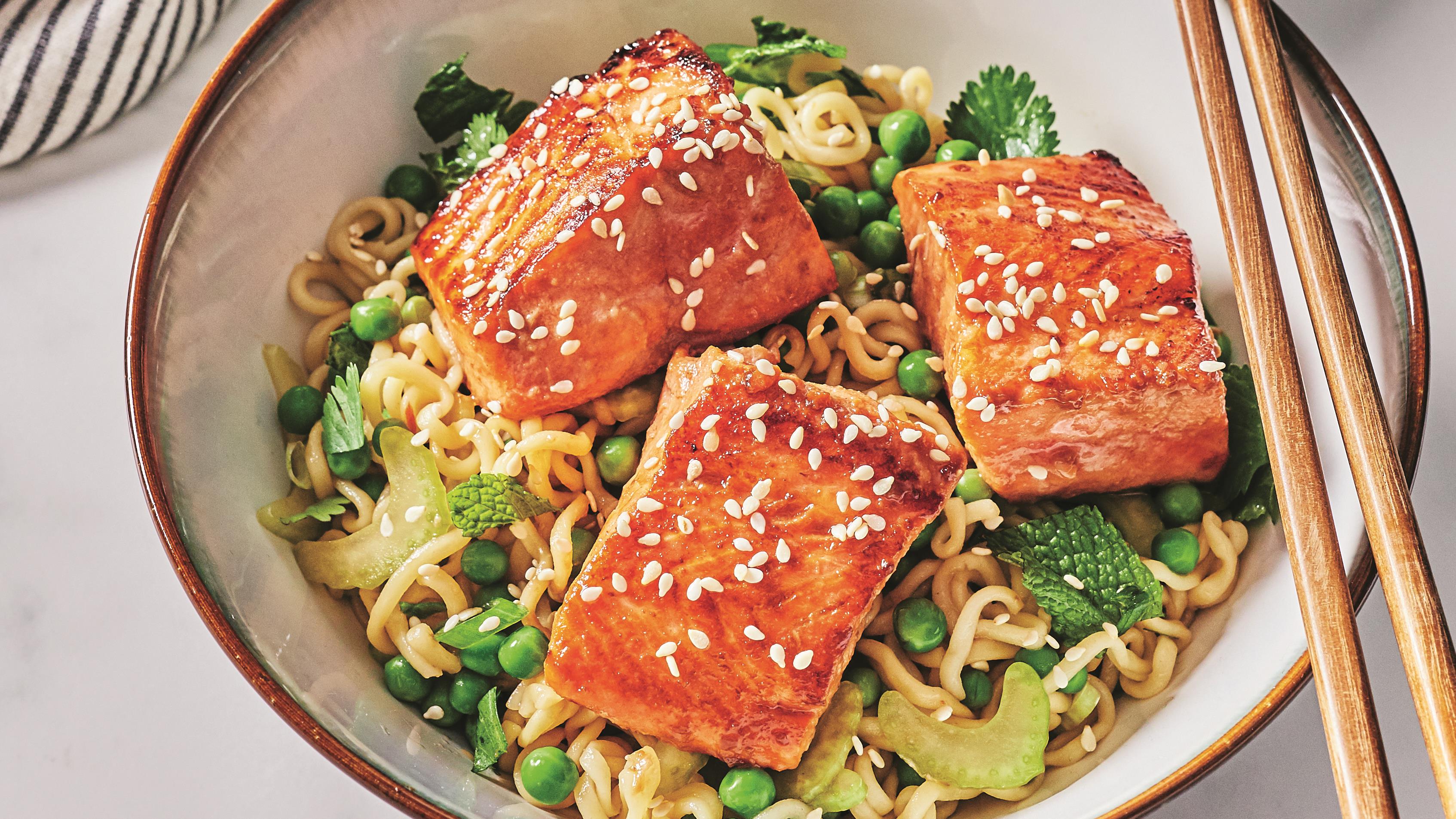 Bols de nouilles ramen et saumon à la sauce hoisin - Miss Économe
