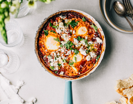 Oeufs pochés en sauce tomate (chakchouka) - Miss Économe