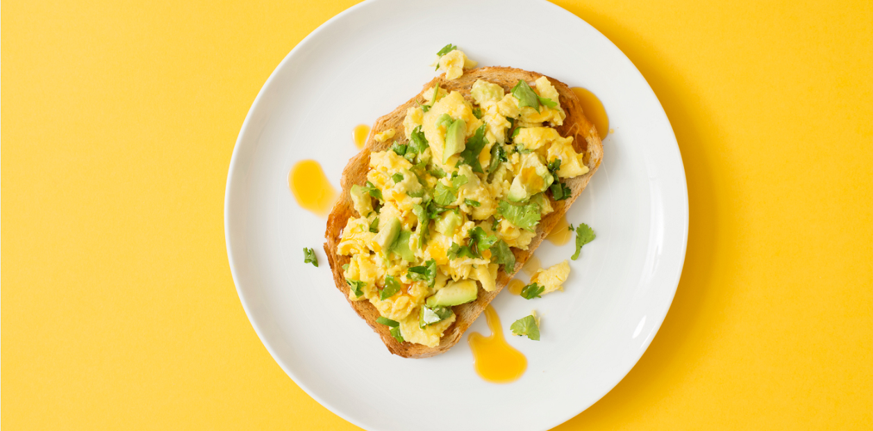 Oeufs épicés à l’avocat sur pain grillé - Miss Économe