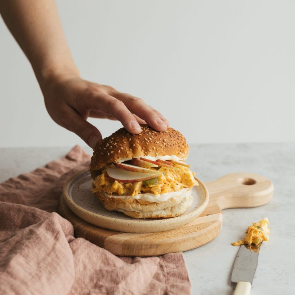 Sandwich aux œufs «mimosa» à la pomme & au cheddar - Miss Économe