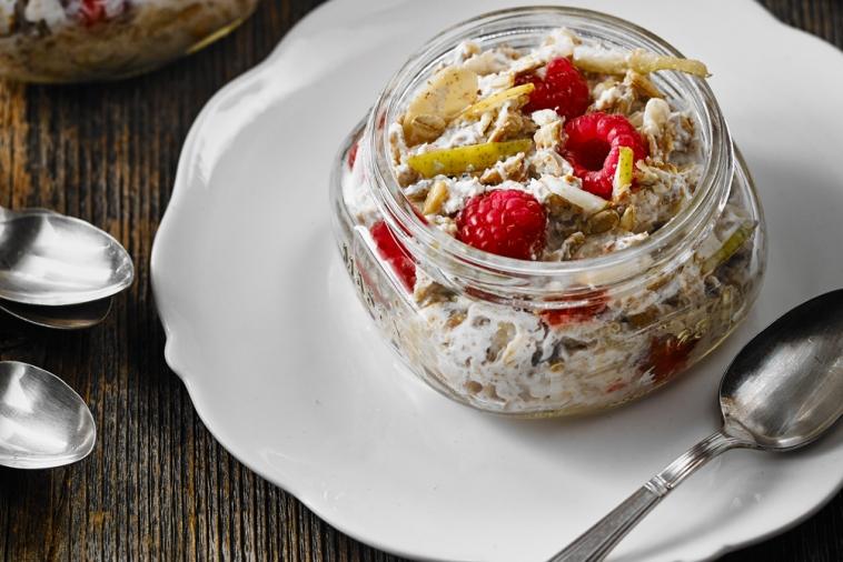 Muesli au yogourt, à la poire et aux framboises - Miss Économe