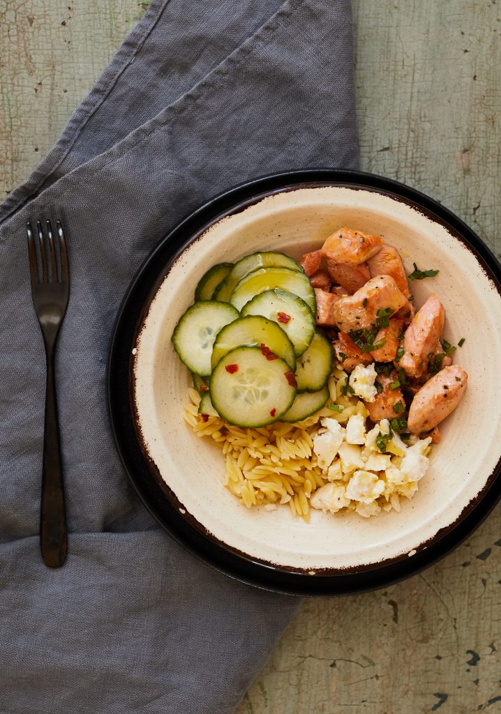 Bol d’orzo, de saumon & de concombres marinés - Miss Économe