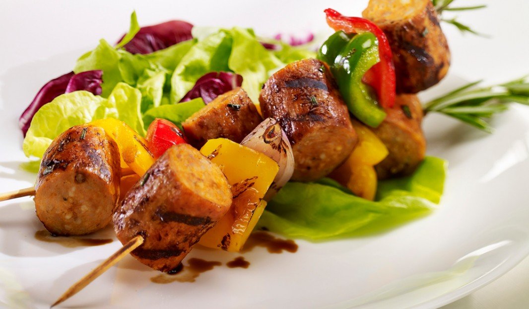 Brochettes de saucisses Italiennes et poivrons grillés - Miss Économe