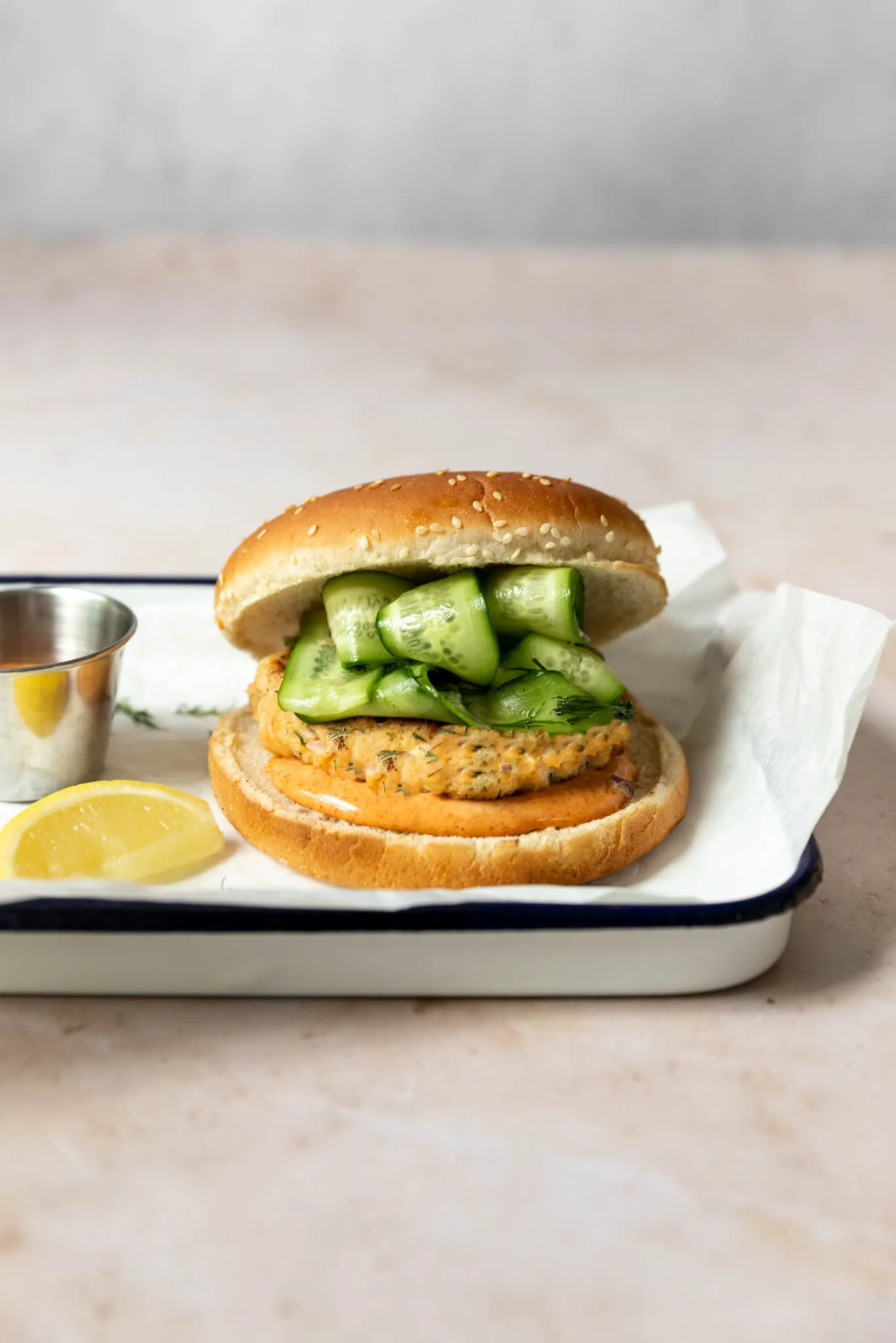 Burger de saumon, mayo au paprika et salade de concombres - Miss Économe