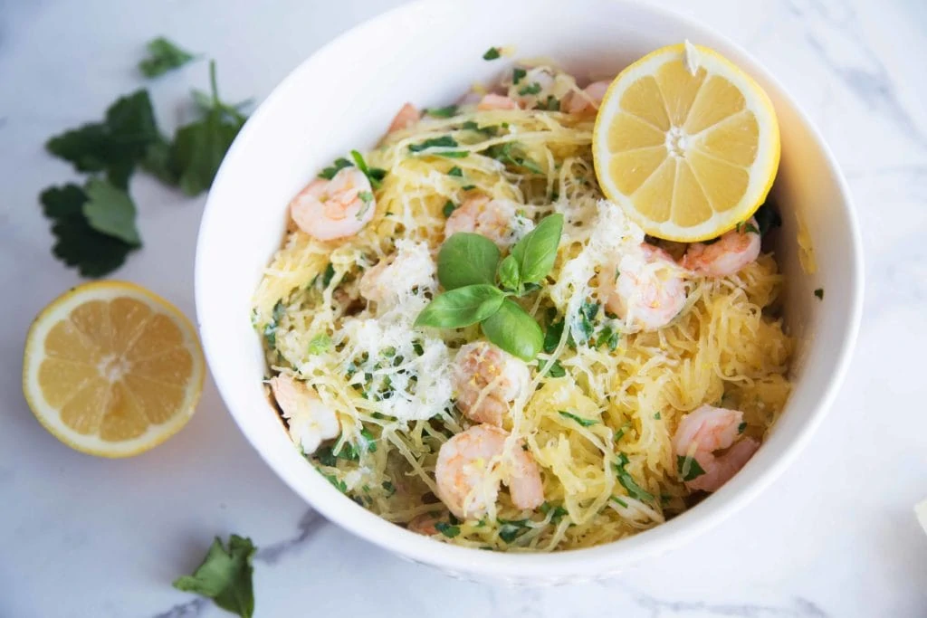 Courge spaghetti aux crevettes et citron - Miss Économe