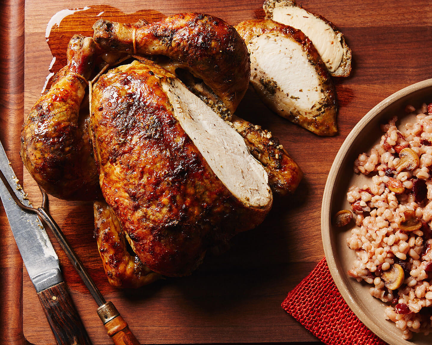 Poulet rôti aux herbes et pilaf d'orge aux canneberges - Miss Économe
