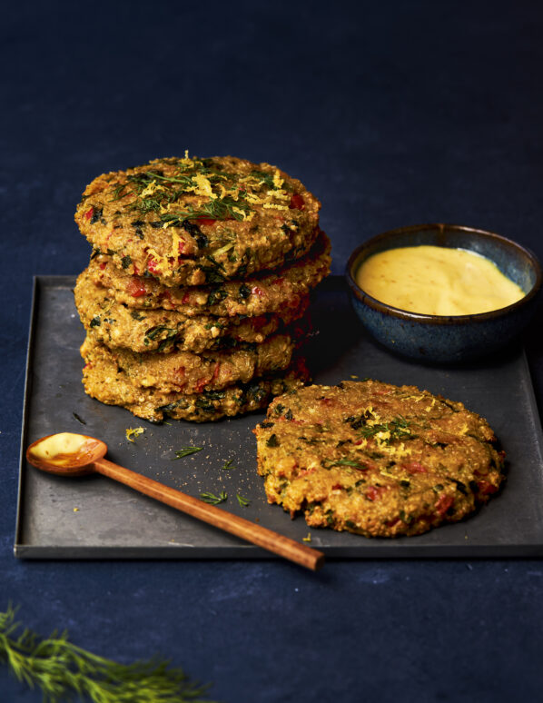 Croquettes de quinoa, poivron et épinards, sauce crémeuse curcuma-harissa - Miss Économe