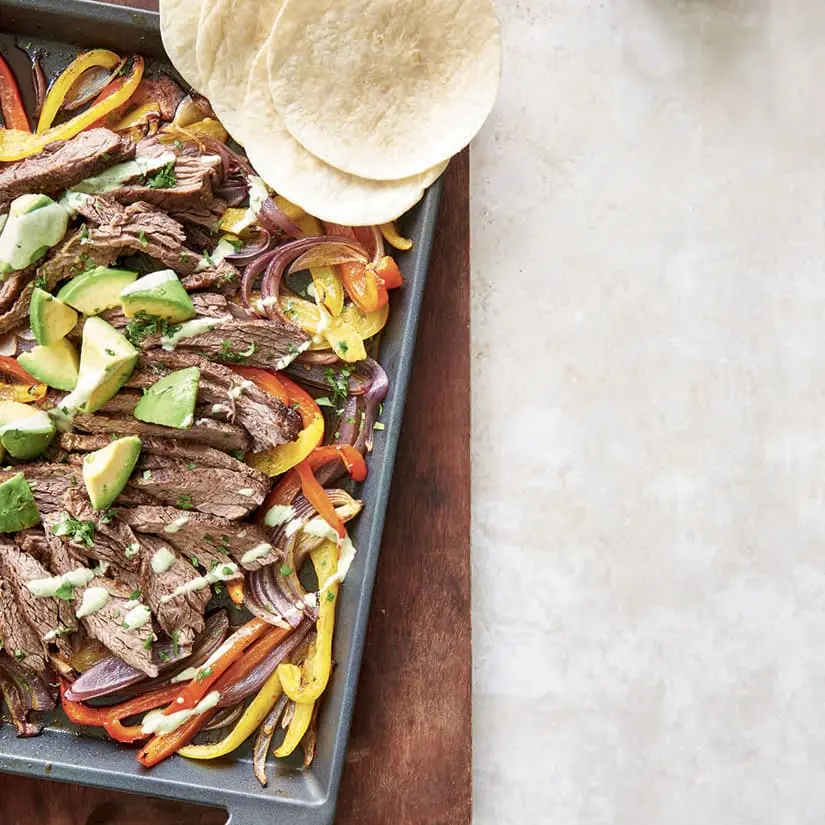 Plaque de fajitas au steak et légumes, sauce à la coriandre - Miss Économe