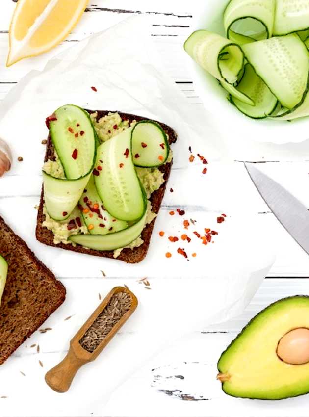 Rôtie aux concombres et avocat - Miss Économe