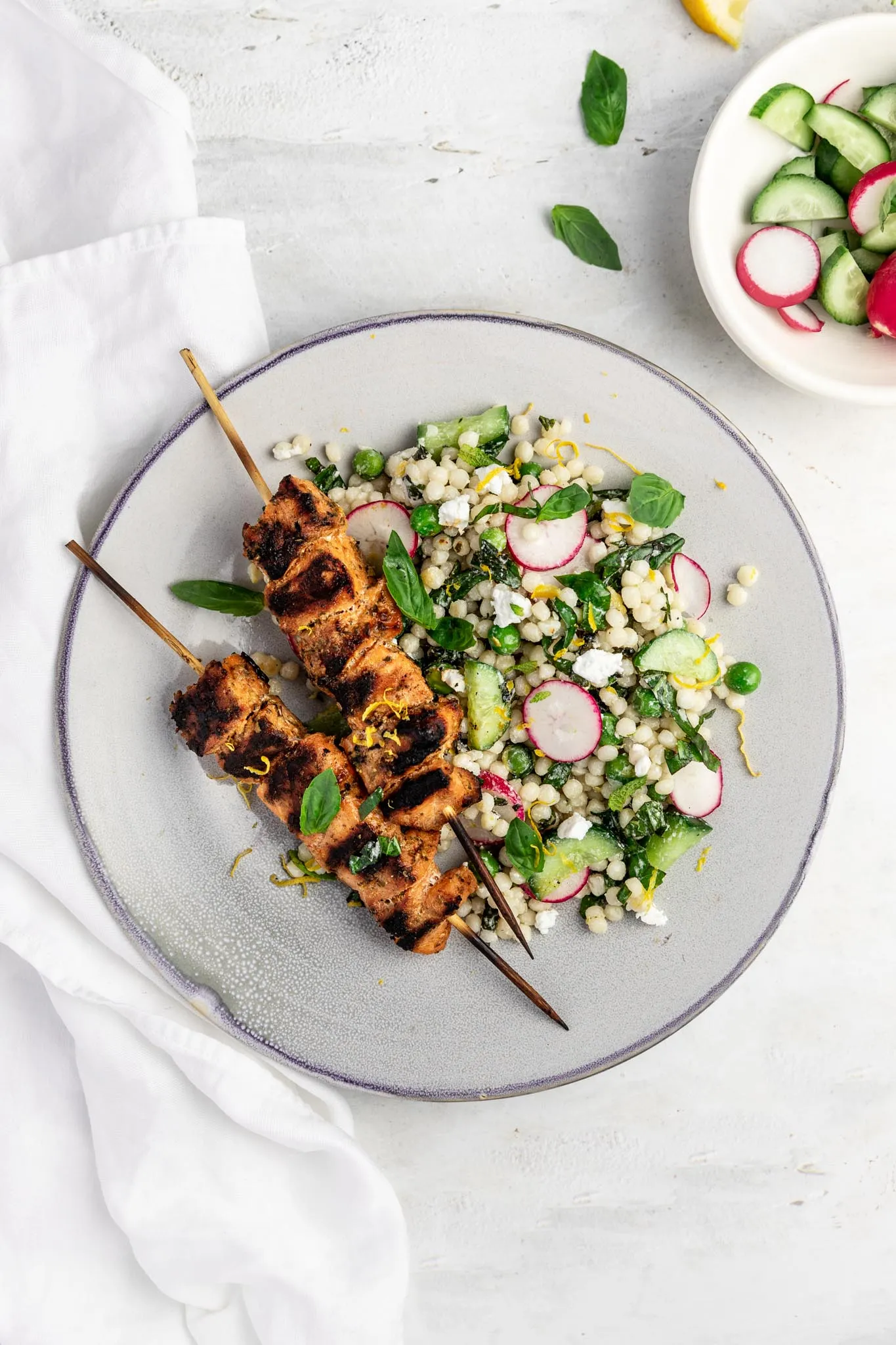 Brochettes de saumon, salade fraîche de couscous perlé - Miss Économe