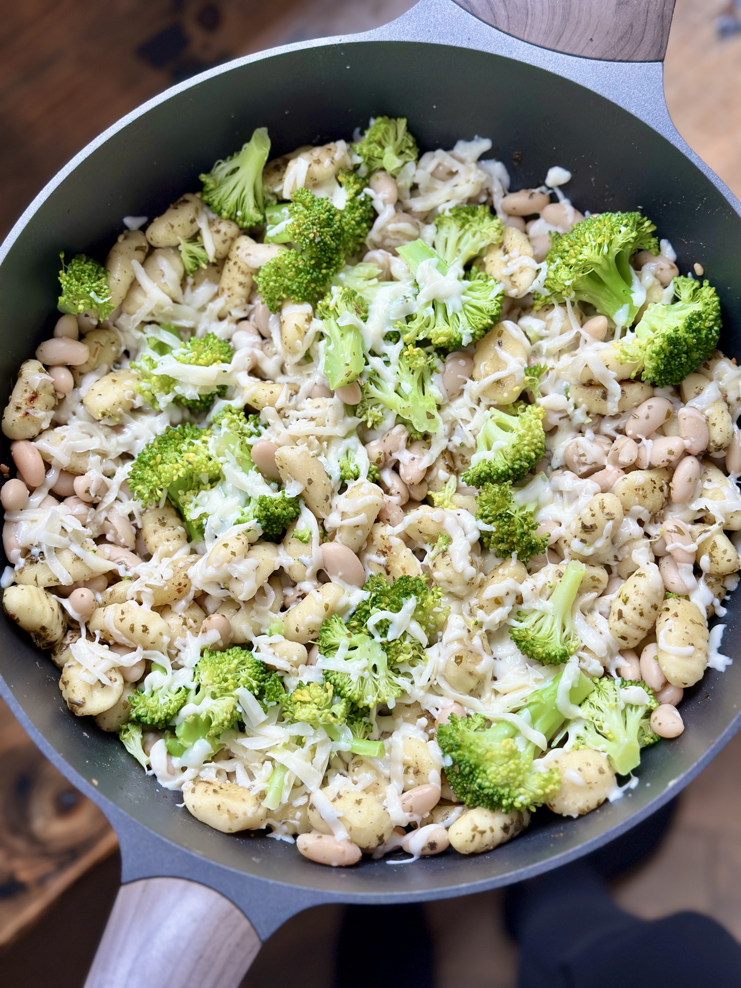 Gnocchis poêlés au pesto, brocoli et haricots blancs - Miss Économe