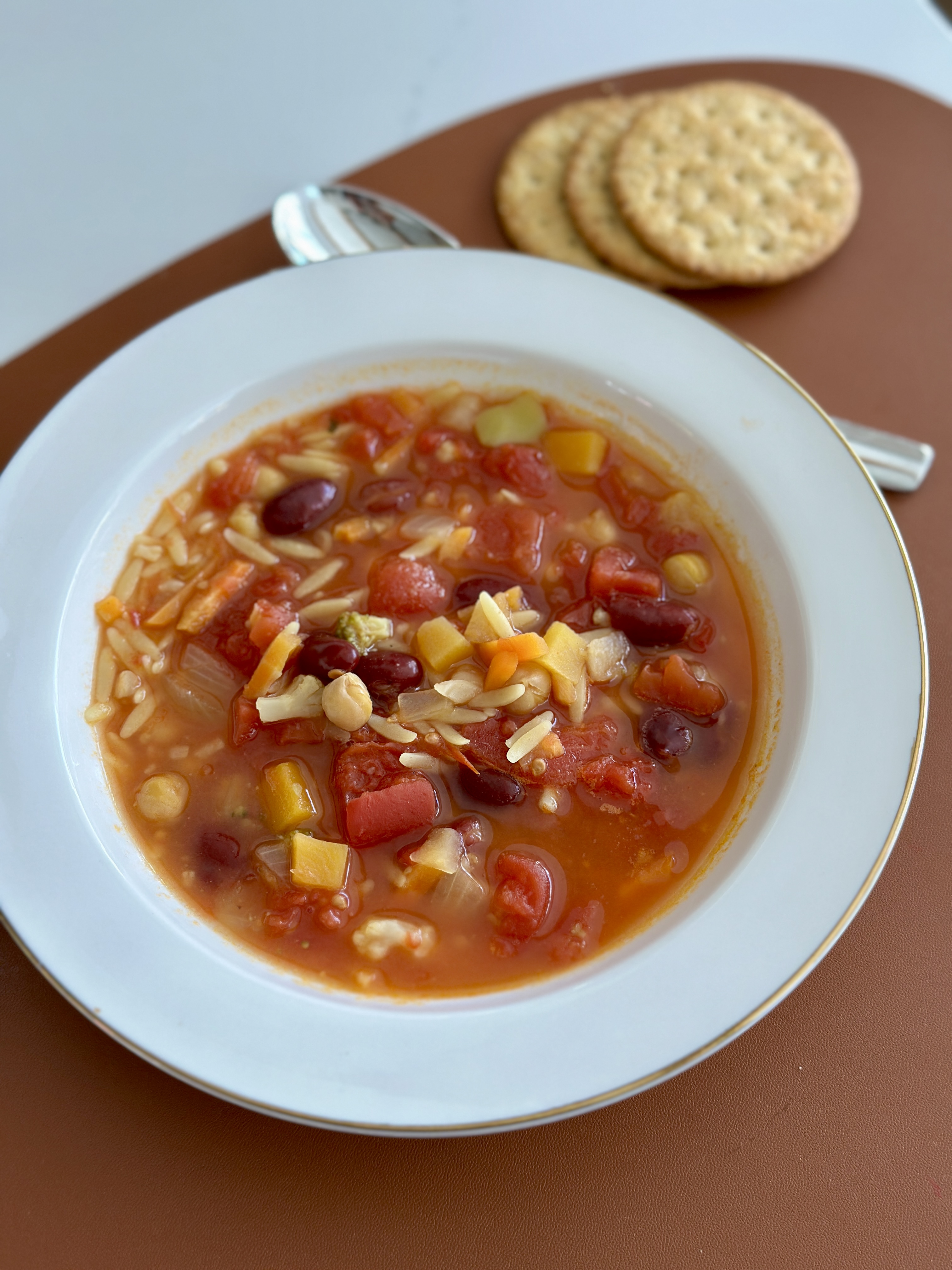 Soupe réconfortante aux légumes, orzo et légumineuses - Miss Économe