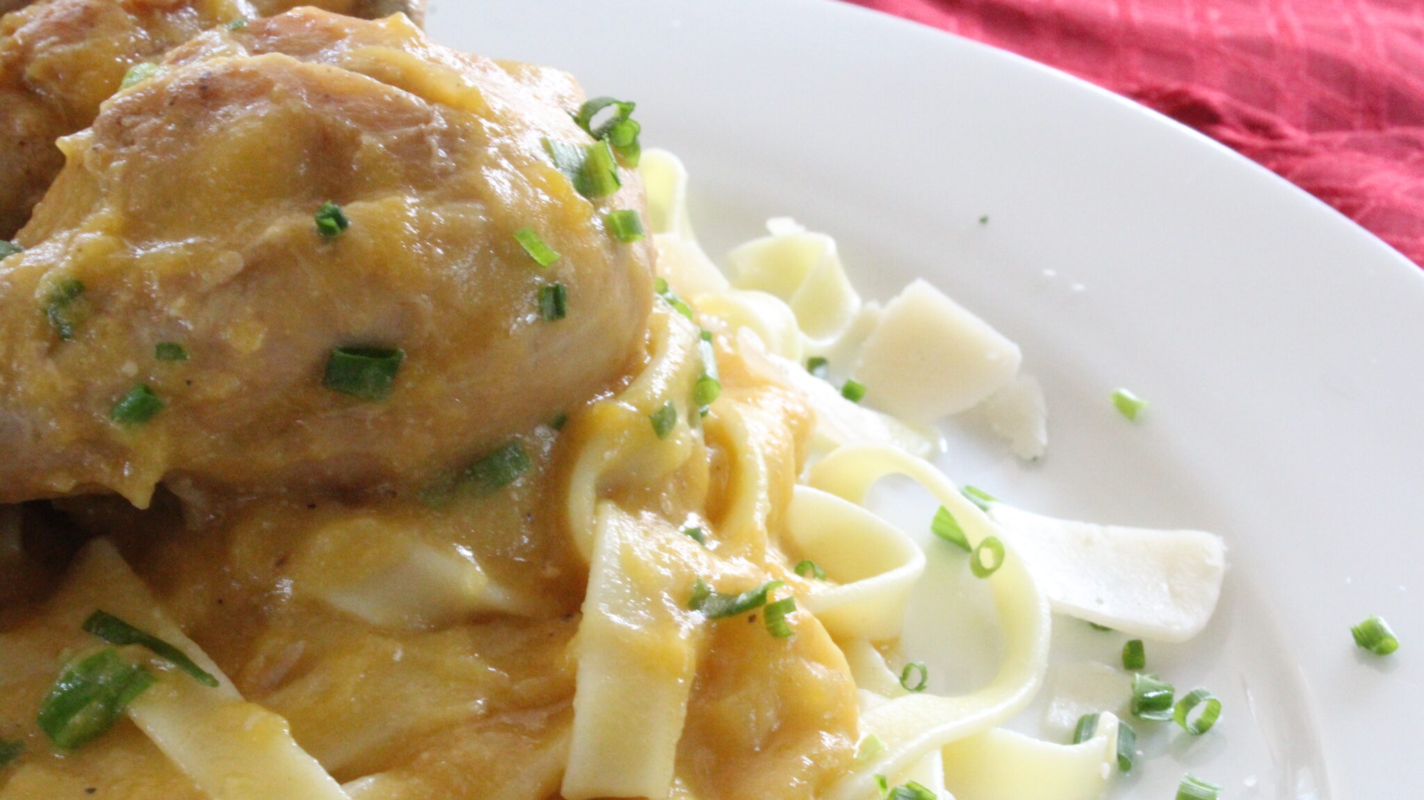Mijoté de pilons de poulet, sauce crémeuse à la courge butternut - Miss Économe