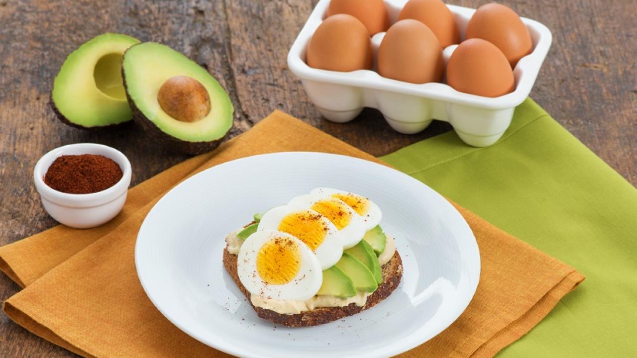 Sandwich aux oeufs avec hummus et avocat - Miss Économe