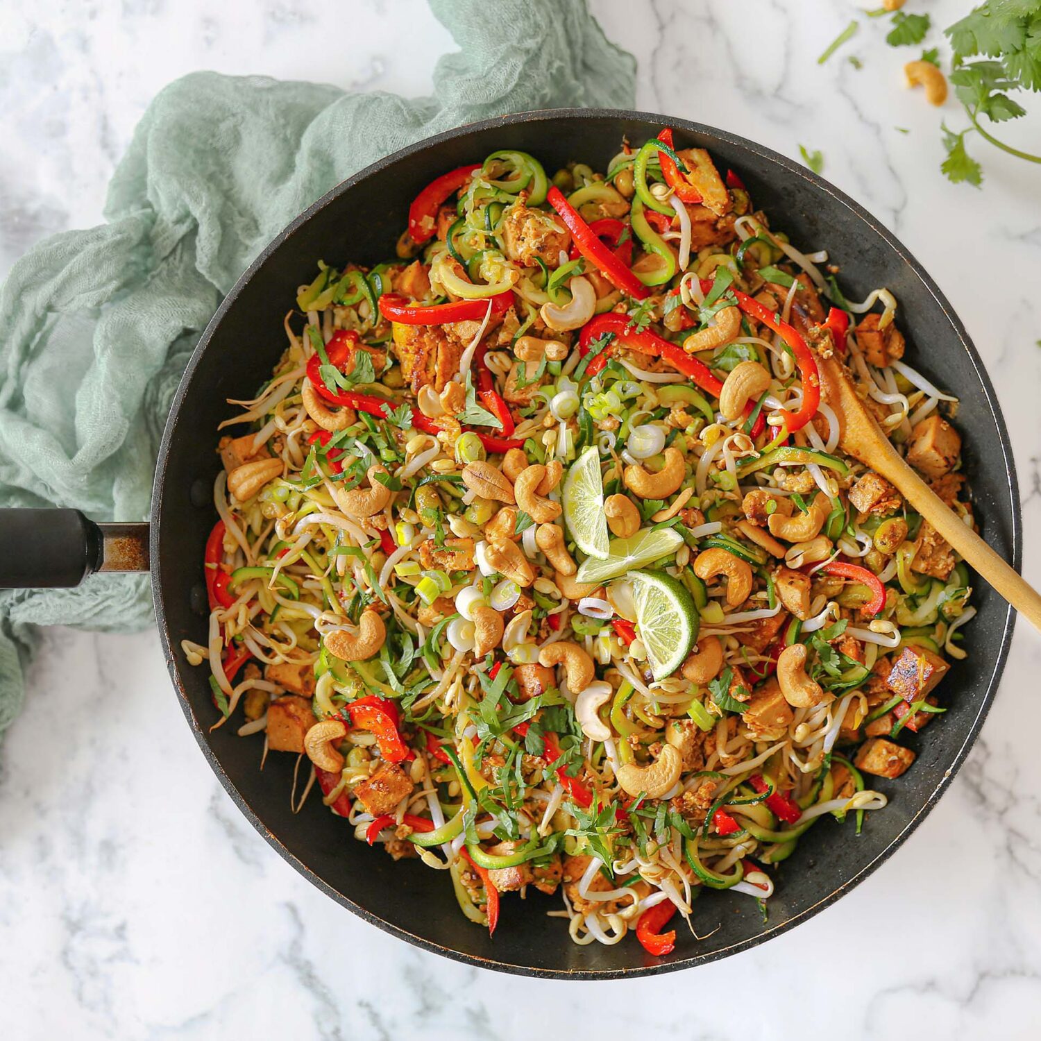 Pad thaï de zucchinis au tofu mariné - Miss Économe