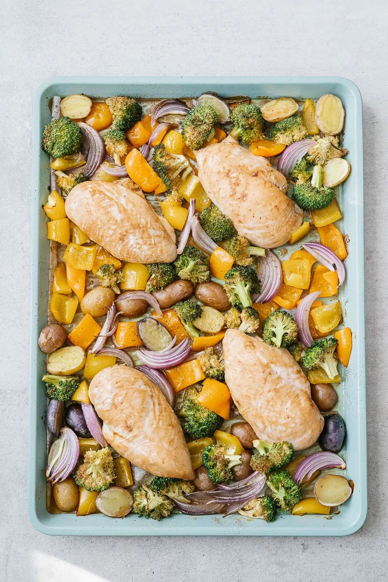 Poulet et légumes rôtis sur plaque - Miss Économe