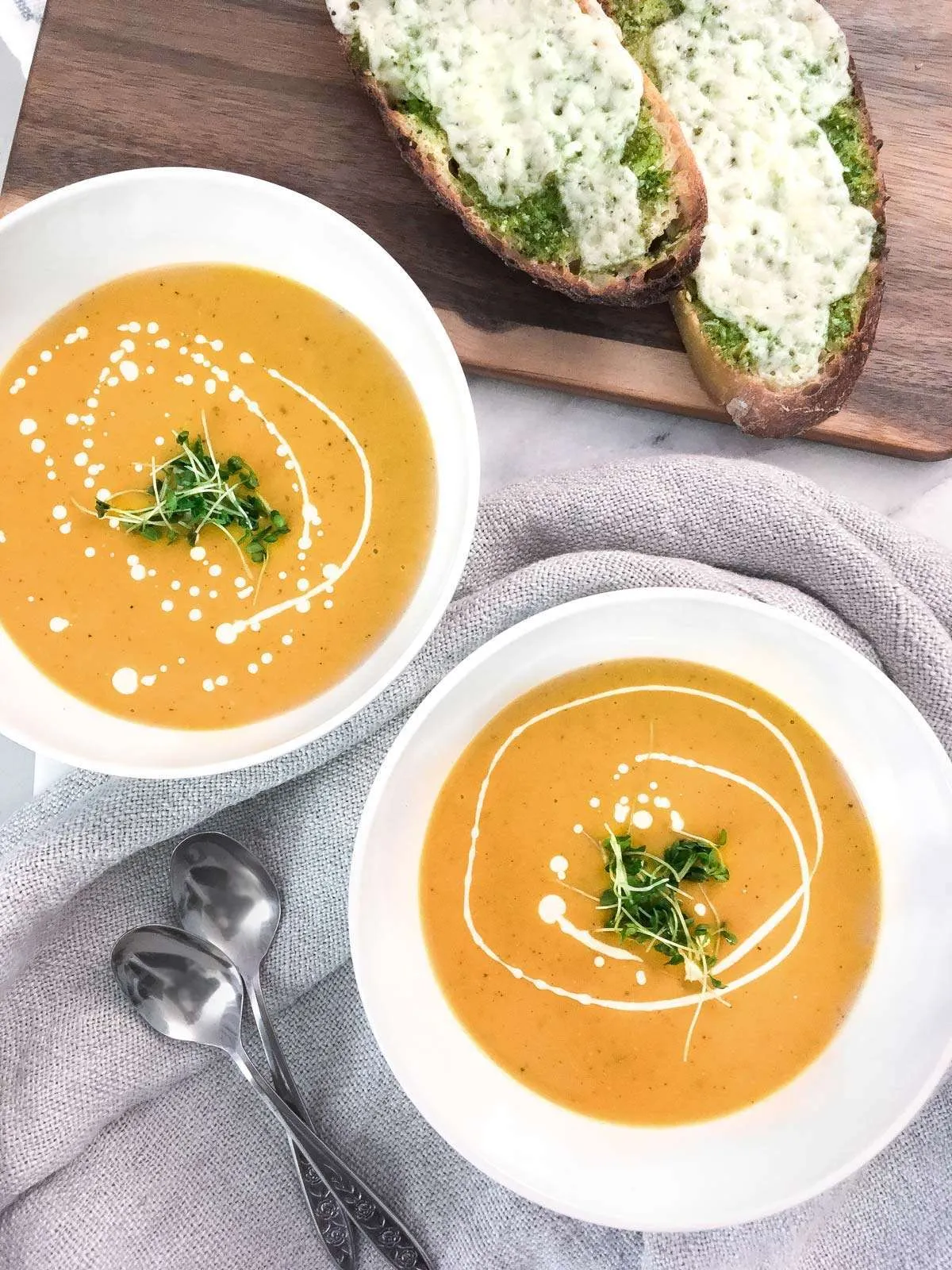 Potage à la courge et toast au pesto - Miss Économe