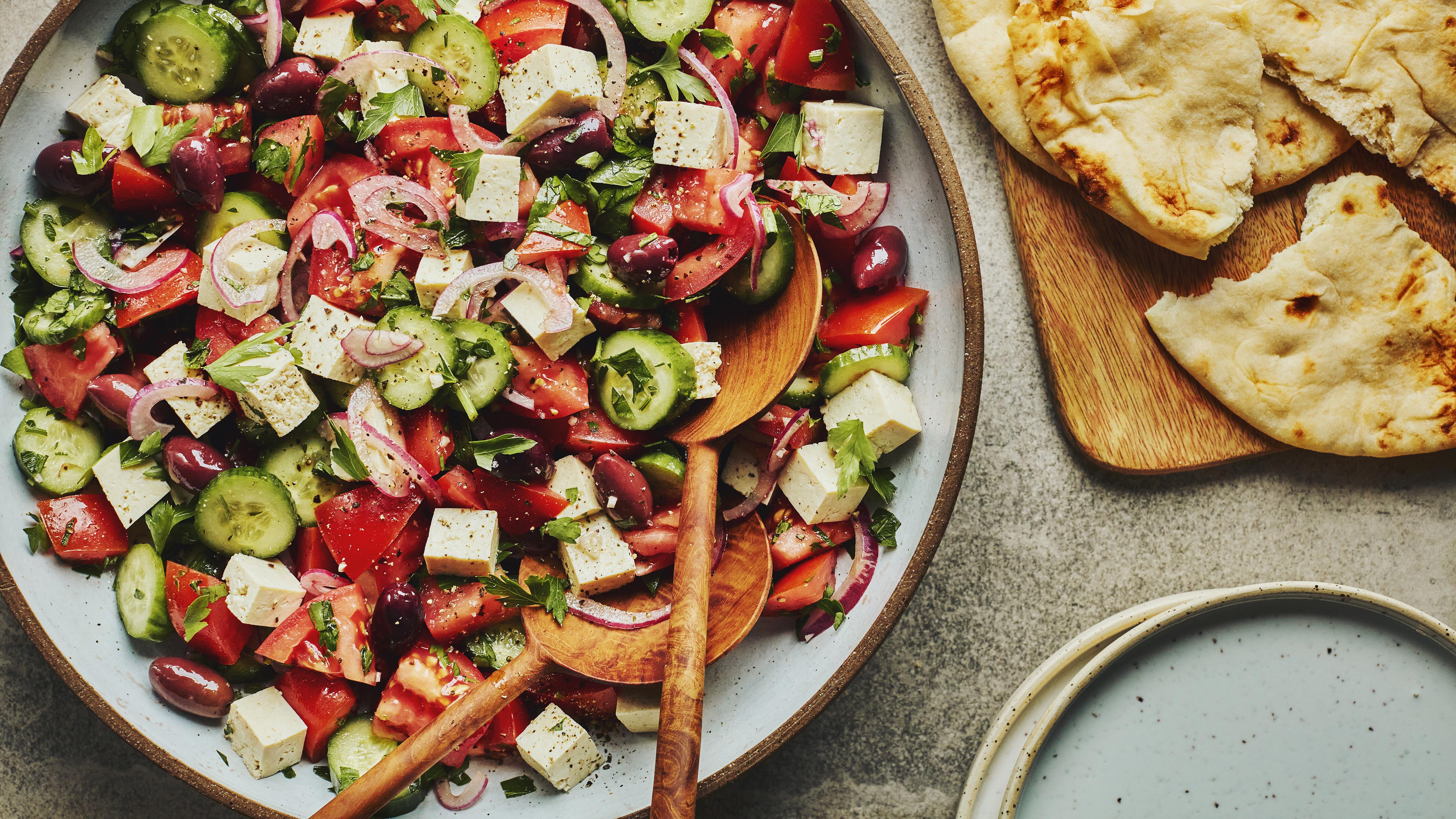 Salade grecque au feta de tofu - Miss Économe