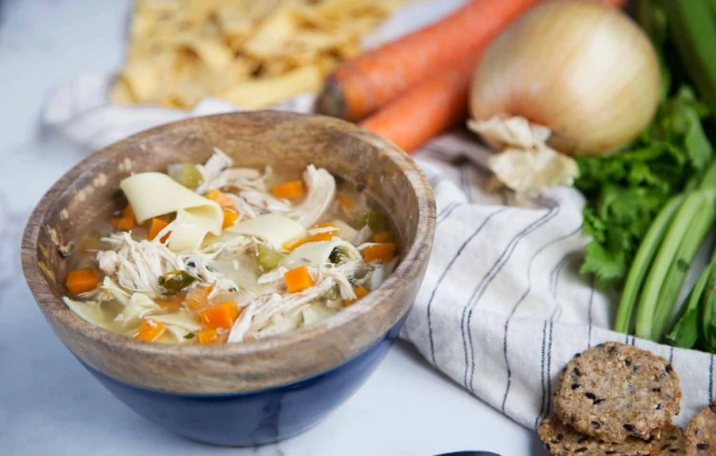 Soupe poulet et nouilles mijoteuse - Miss Économe