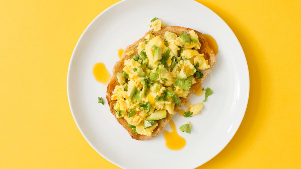 Oeufs épicés à l’avocat sur pain grillé - Miss Économe