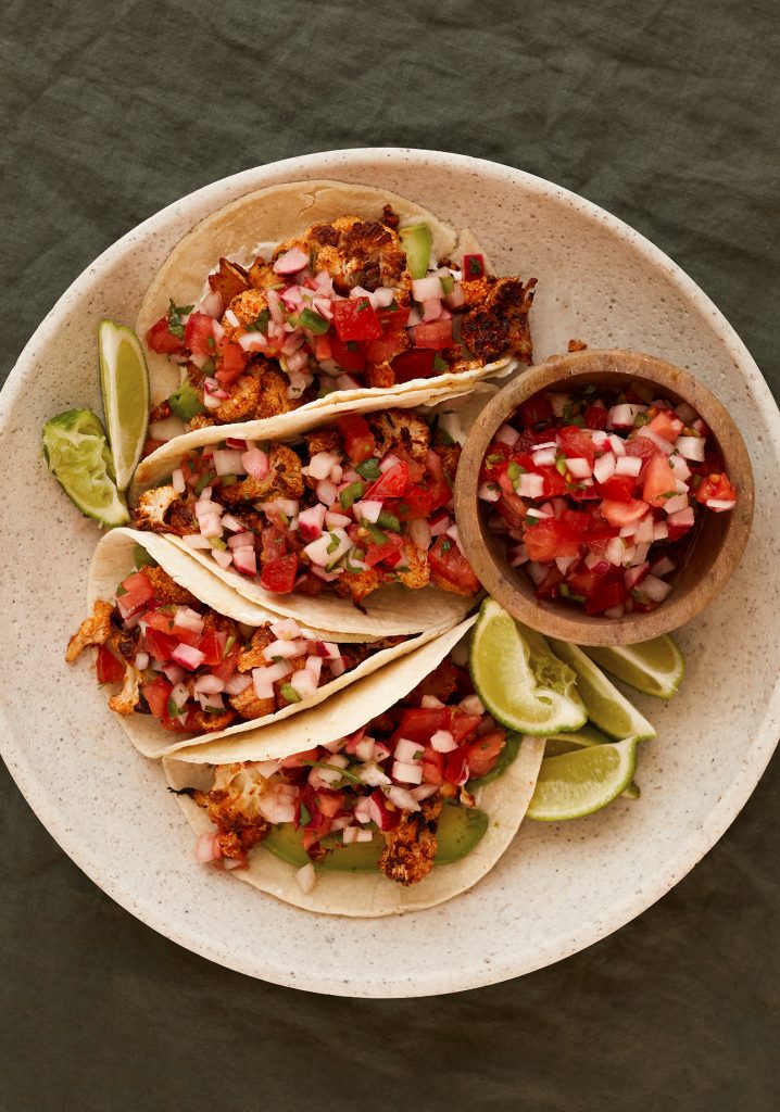 Tacos de chou-fleur rôti, salsa de tomates & de radis - Miss Économe